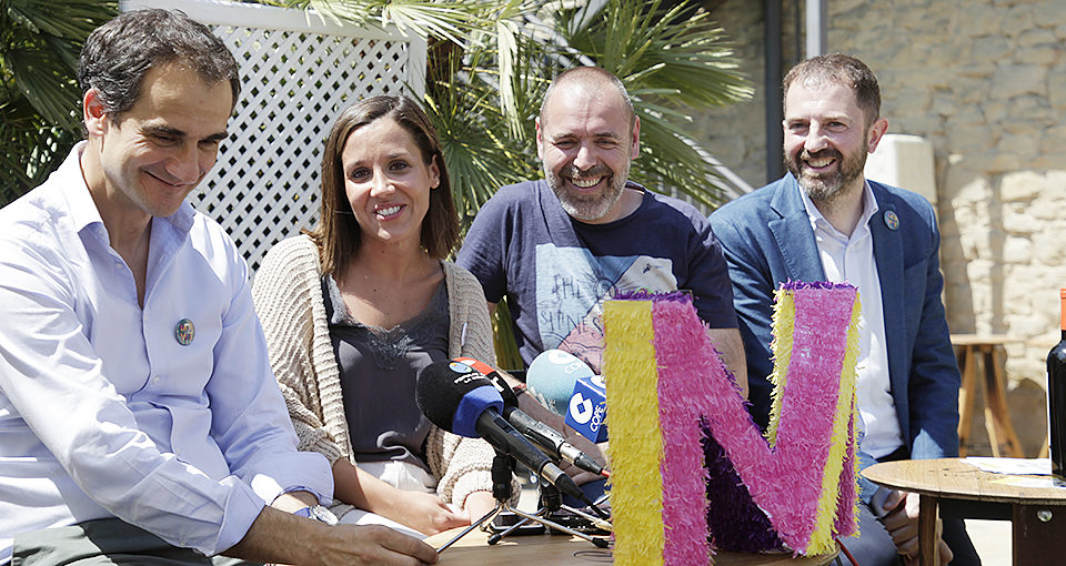 De izda. a dcha., Miguel Sáinz, Elena Pilo, Rafa Bezares y José Luis Pancorbo, ayer en Bodegas Franco-Españolas. / Clara Larrea