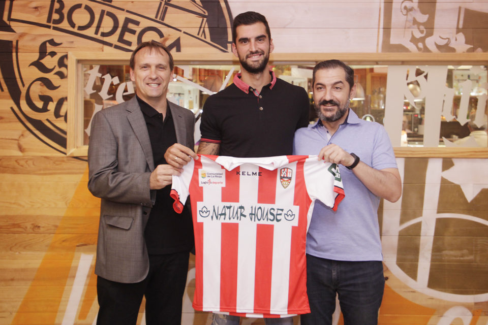 Juanjo Guerreros, vicepresidente del club, Mikel Santamaría, último fichaje, y Carlos Lasheras, director deportivo de la UDL. / Clara Larrea