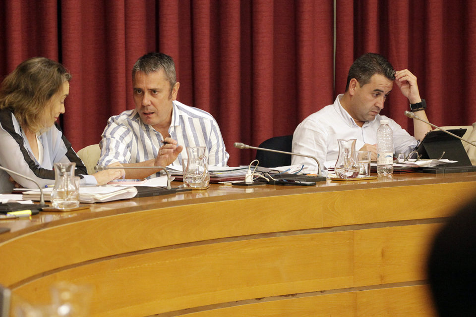 Pedro Sáez Rojo conversa con la alcaldesa durante el pleno celebrado este jueves en el Ayuntamiento de Logroño. / Clara Larrea