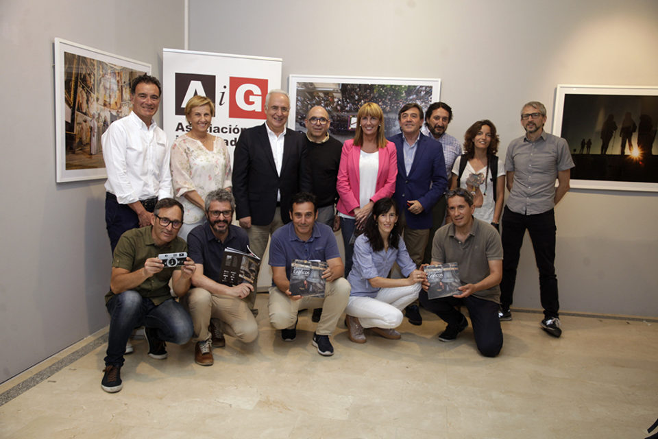 Fotógrafos de la Asociación de Informadores Gráficos, con el presidente del Gobierno, la consejera de Cultura, la presidenta del Parlamento y el delegado del Gobierno, en la inauguración de la muestra. / Clara Larrea