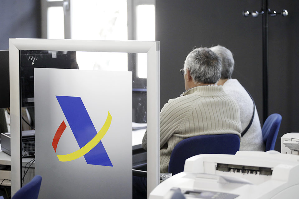 Dos personas tramitan la declaración de la renta en las oficinas de Hacienda, en una imagen de archivo. / Ingrid