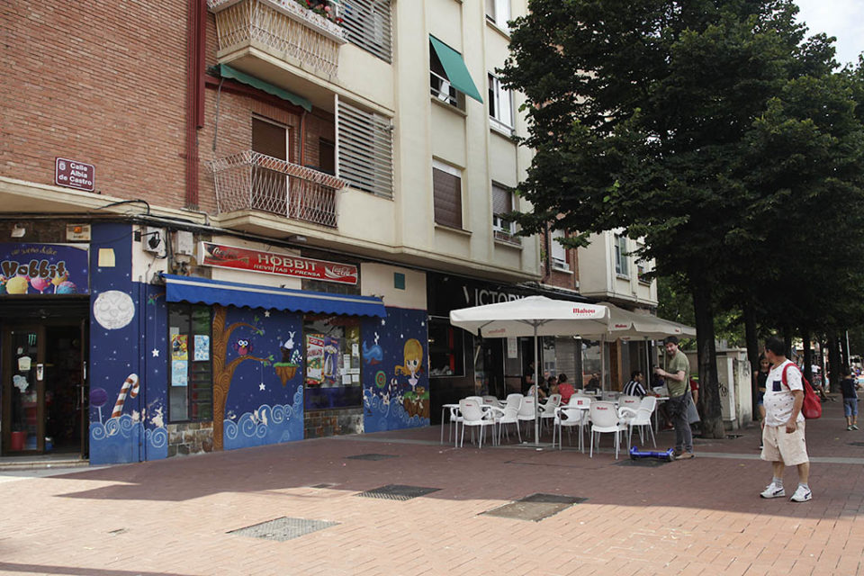 La calle se encuentra en la zona del Instituto D’Elhuyar y su rehabilitación coincidirá en pleno curso escolar. / Clara Larrea