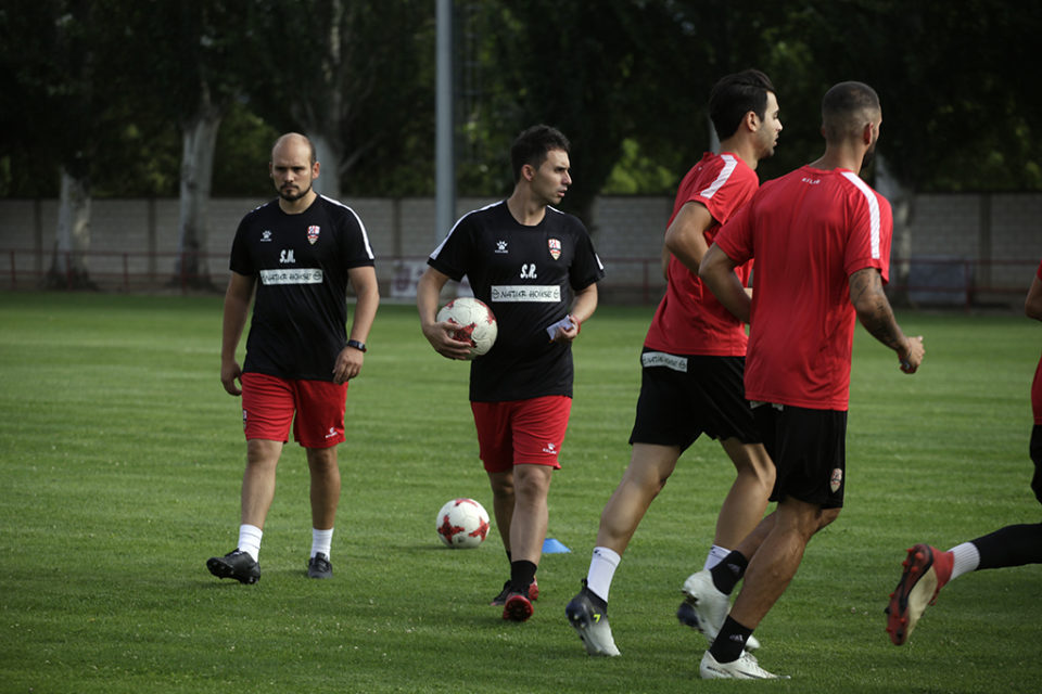 Sergio Rodríguez da instrucciones a los jugadores durante el primer entrenamiento de la UDL. / Clara Larrea