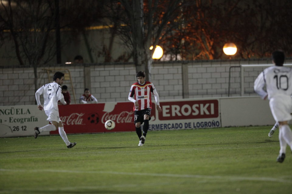 Álvaro Iglesias, cuando militaba en la SDL, en un partido en el Mundial 82 en la temporada 2011-12, con el Tudelano como rival en la Copa Federación. / Ingrid