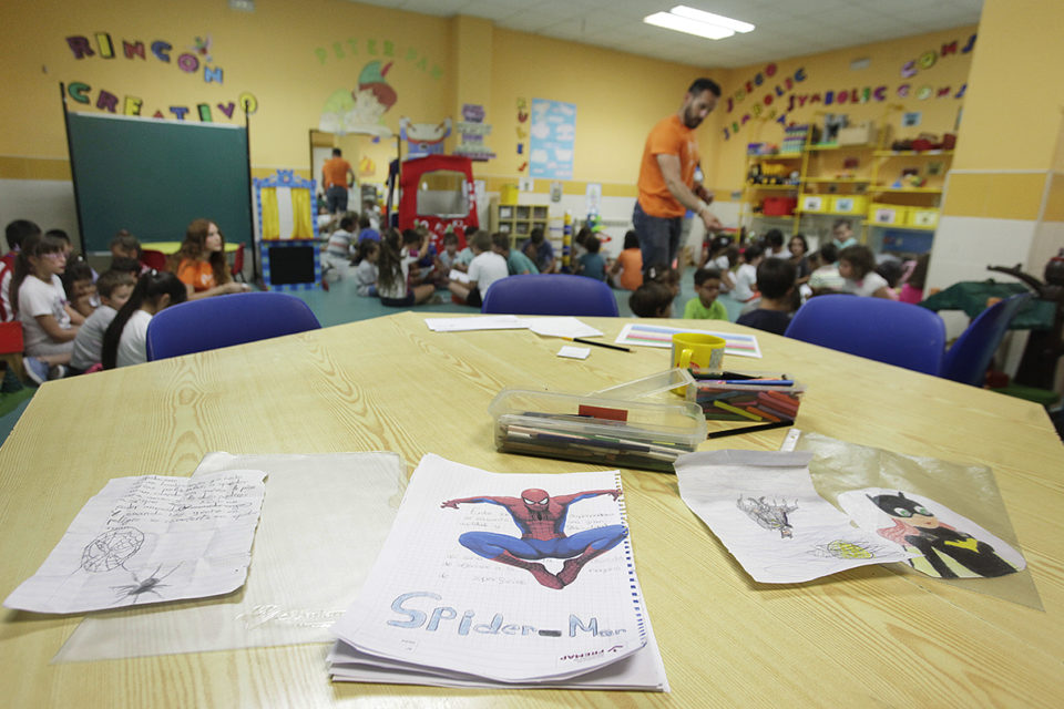 Un grupo de niños atiende las explicaciones del monitor en una ludoteca de Logroño./ Clara Larrea