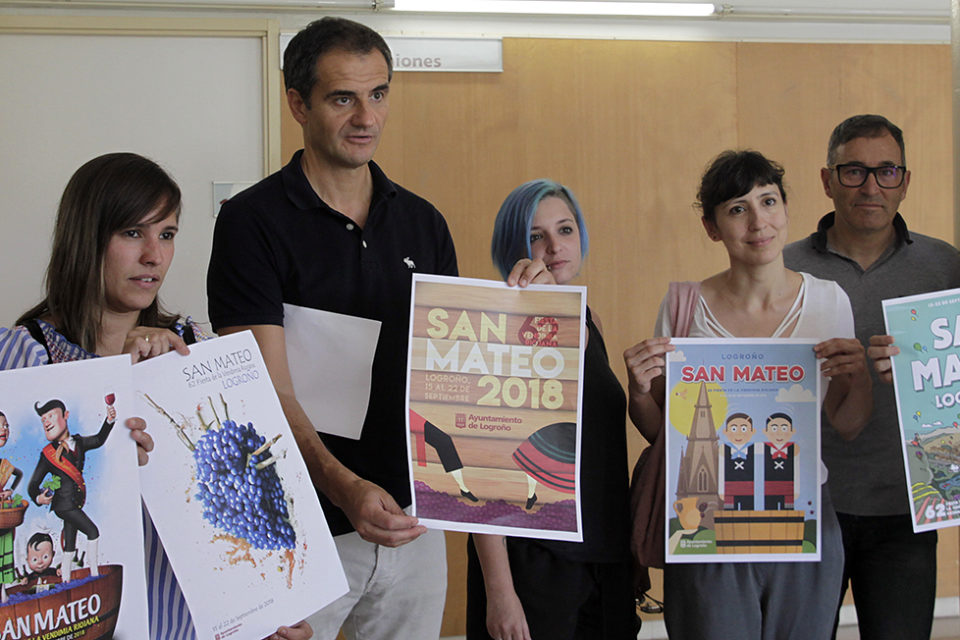 El concejal de Festejos y miembros del jurado muestran los cinco carteles finalistas, de entre los que saldrá el ganador tras la votación popular. / Ingrid