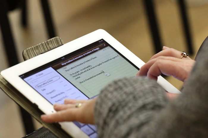 El Gobierno avanza en la idea de entregar material informático a alumnos