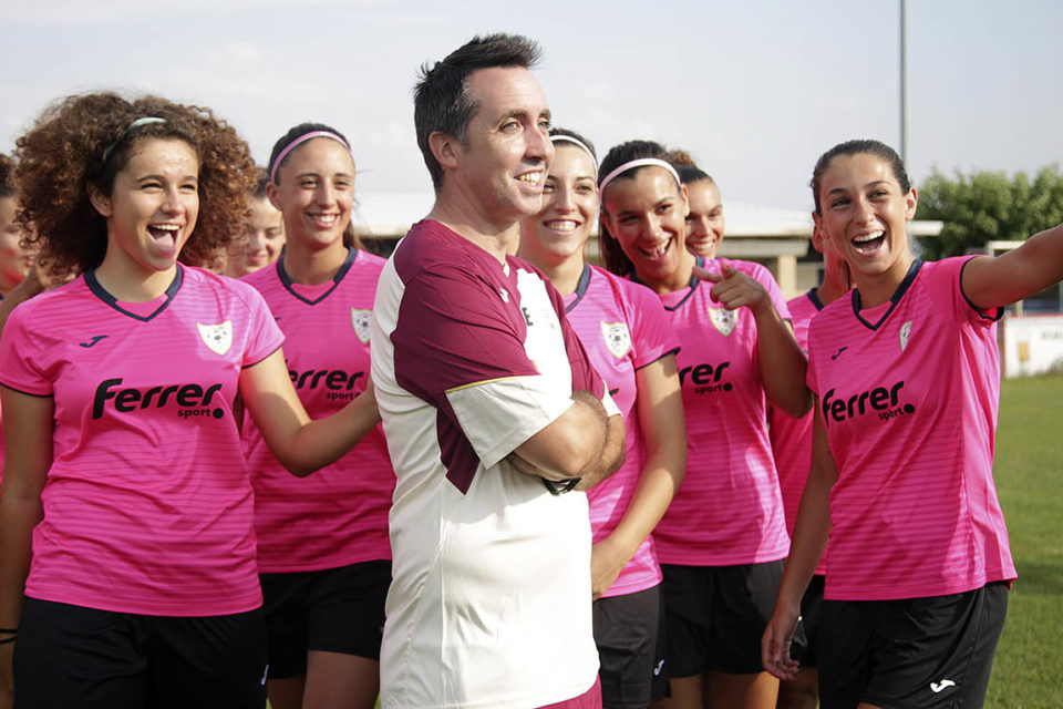 Héctor Blanco, técnico del EDF, rodeado de las jugadoras riojanas que forman parte del EDF. / Clara Larrea