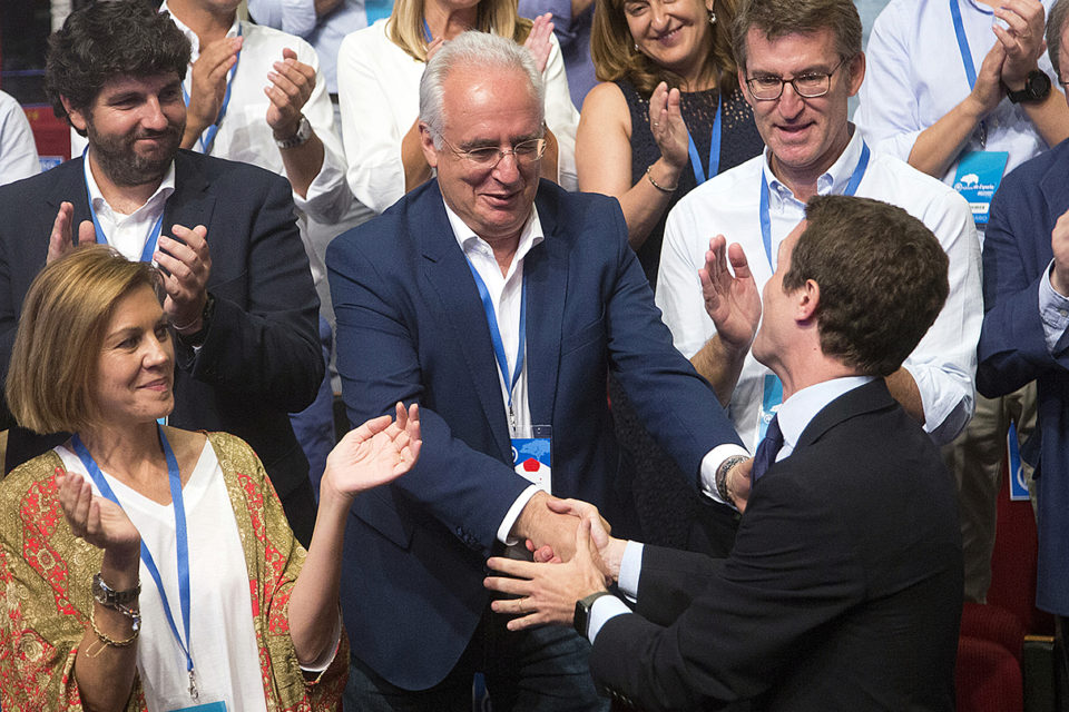 El presidente del PP riojano, José Ignacio Ceniceros, felicita a Pablo Casado tras proclamarse presidente del PP. / Cesar Cebolla / ALFAQUI