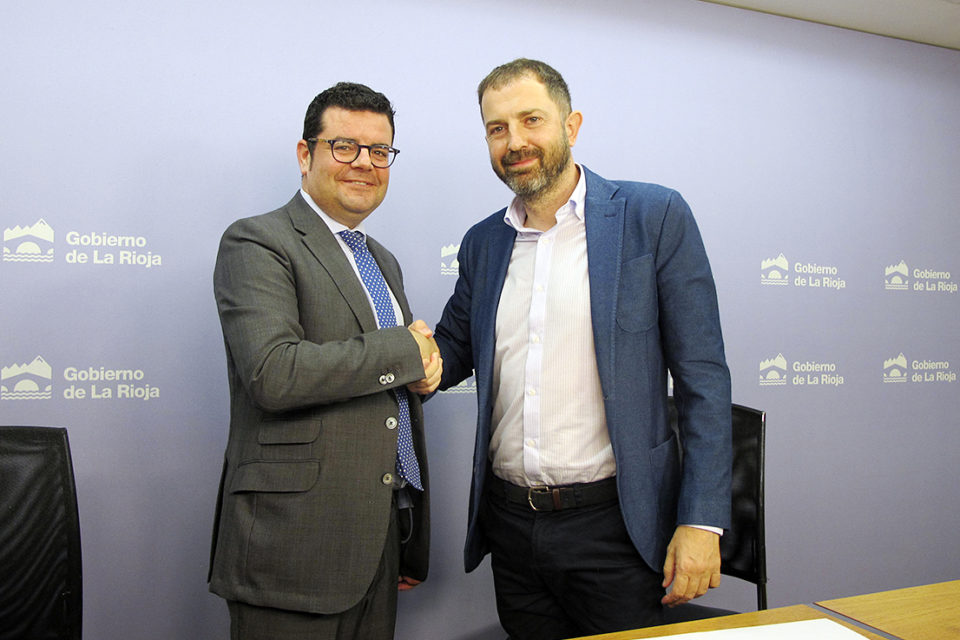 Alfonso Domínguez (izquierda) y José Luis Pancorbo sellan el acuerdo con un apretón de manos. / NR