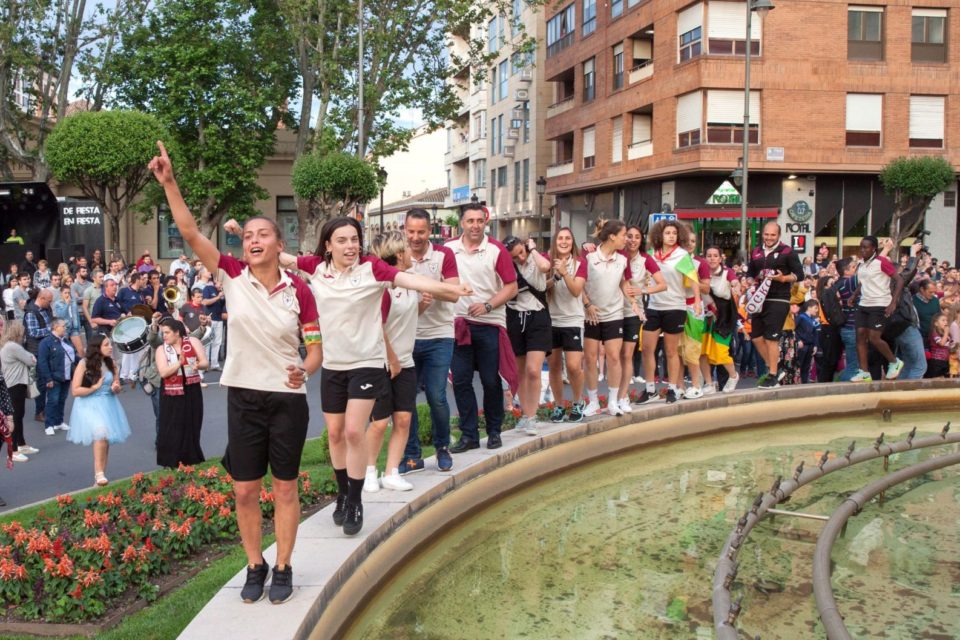 El EDFfestejó el ascenso conseguido y ya sabe quiénes serán sus rivales en su debut en la Primera Femenina. / Efe ( Abel Alonso)