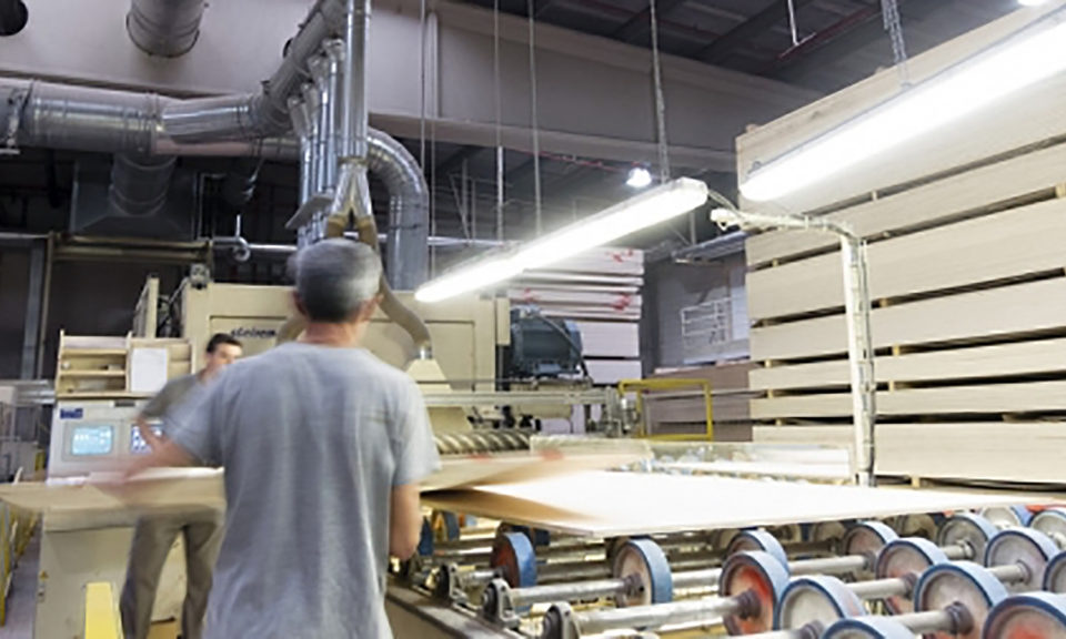 Trabajadores en la cadena producción de una planta de Garnica. / NR