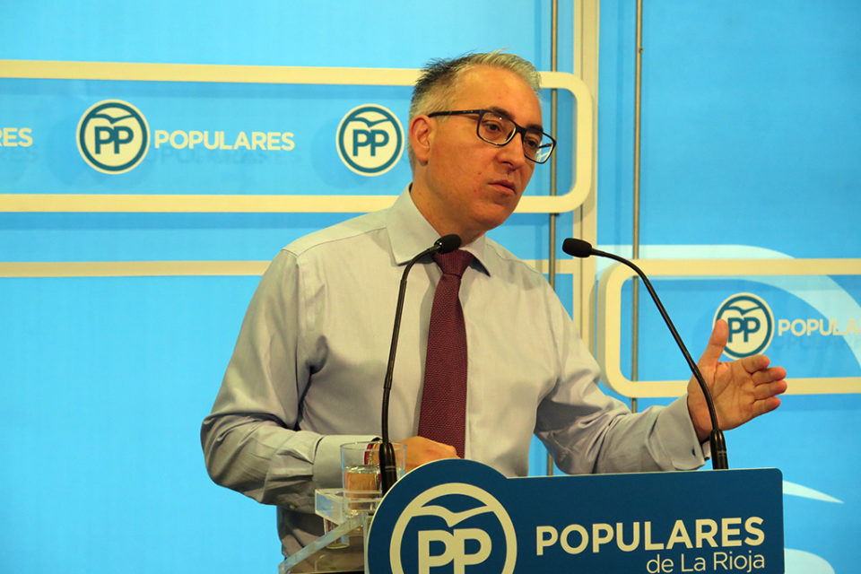 Jesús Ángel Garrido, durante la rueda de prensa ofrecida en la sede del PP riojano. / NR