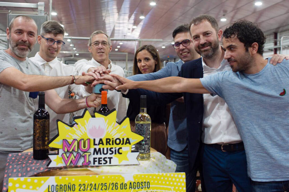 Representantes de la organización y patrocinadores, ayer en la presentación del cartel del festival. / NR