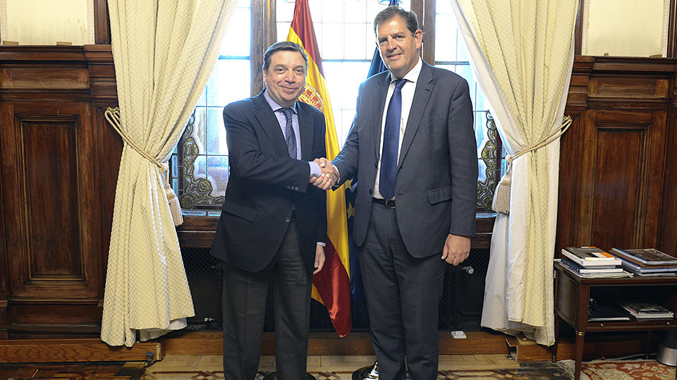 El ministro de Agricultura saluda al consejero riojano durante el encuentro que mantuvieron ayer en Madrid. / NR