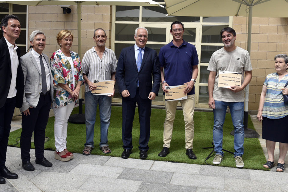 Los premiados posan junto al presidente del Gobierno regional y otras autoridades y representantes de la organización del certamen. / NR