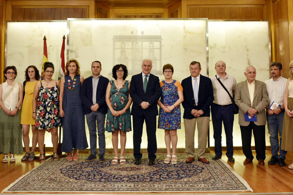 El presidente del Gobierno y la consejera de Salud, junto a representantes municipales y de asociaciones, en la presentación del Plan de Prevención de Adicciones. / NR