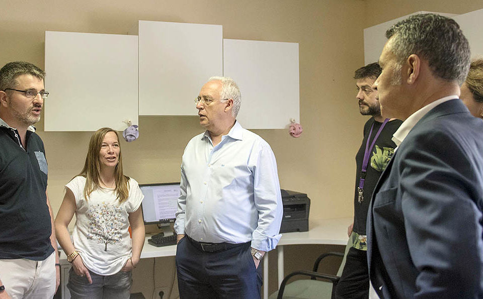 El presidente riojano y los consejeros Martín y Escobar, con representantes de la organización Proyecto Hombre. / Clara Larrea