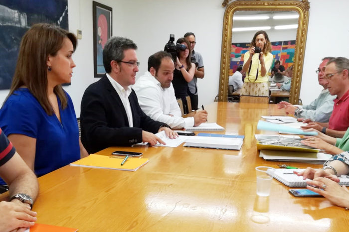 PP y Cs, satisfechos con el pacto de investidura, pero se lanzan puyas