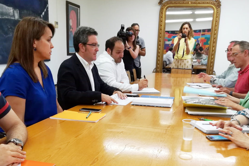 Responsables del PP y Cs en el Ayuntamiento analizan el pacto de investidura. / NR