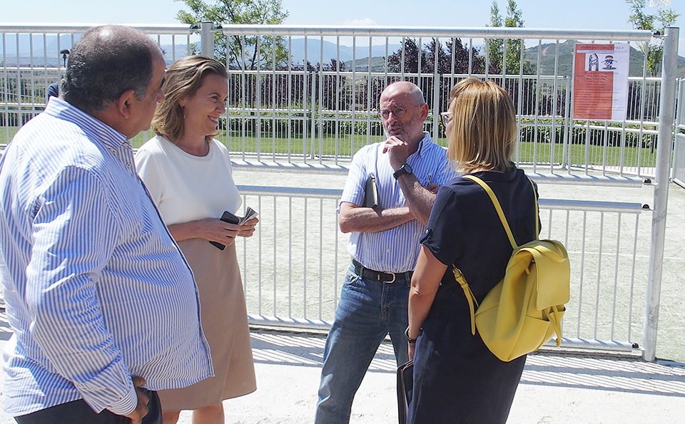 Imagen de la visita a la pista polideportiva en el barrio de El Arco. / NR