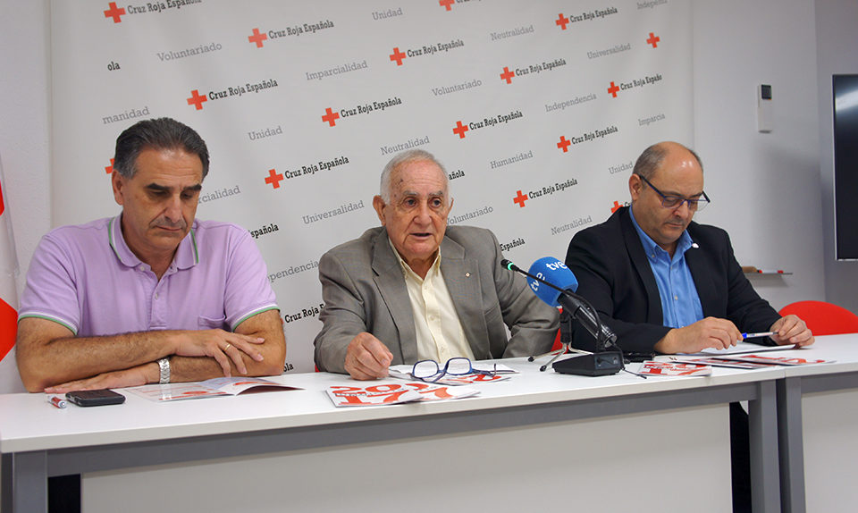 Fernando Reinares, en el centro de la imagen, da a conocer la memoria de 2017 de Cruz Roja en La Rioja. / NR