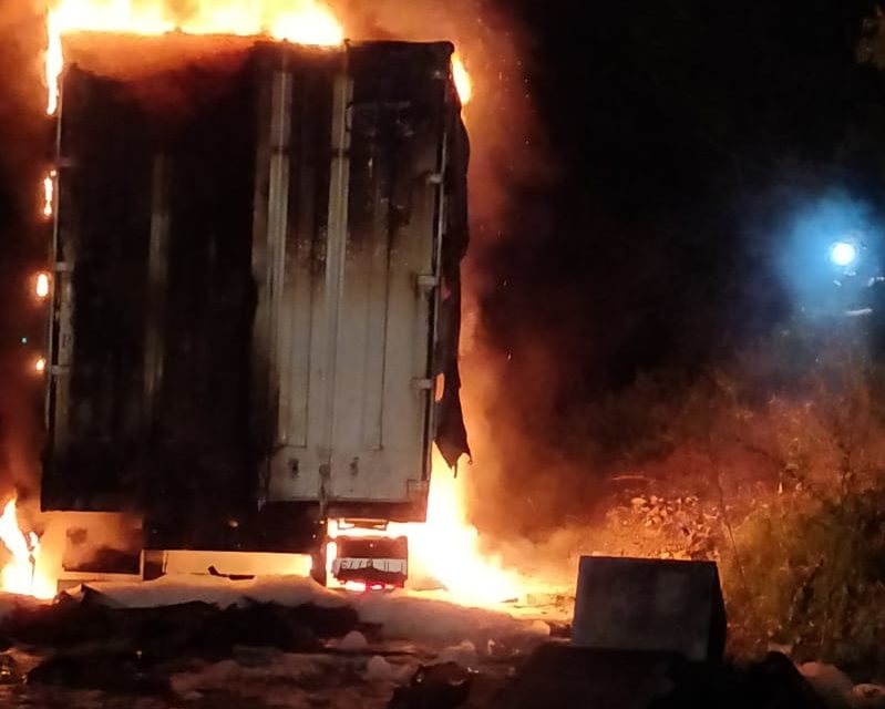 Las llamas calcinan el camión, que transportaba caucho y gomas. / Bomberos de Logroño