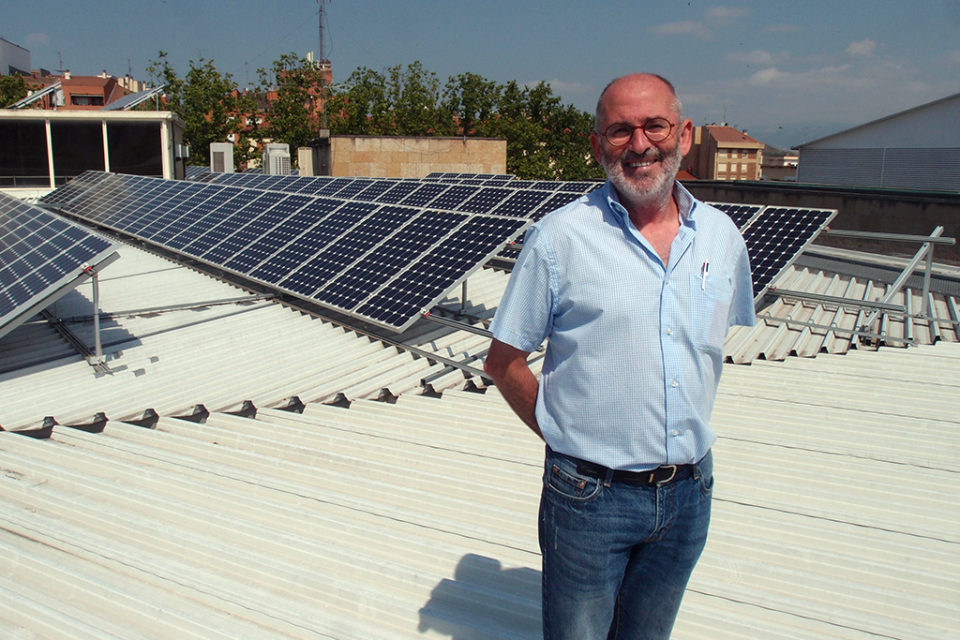 Jesús Ruiz Tutor, en la azotea del Ayuntamiento de Logroño donde están instaladas las placas solares. / NR