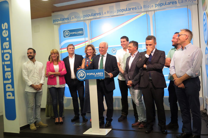 Ceniceros apela a la renovación para brindar su apoyo a Casado y Gamarra opta por Sáenz de Santamaría