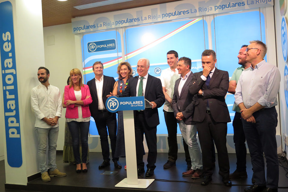 El presidente del PP, con parte de su equipo directivo, escenifica su apoyo a Pablo Casado en la sede del PP riojano. / NR