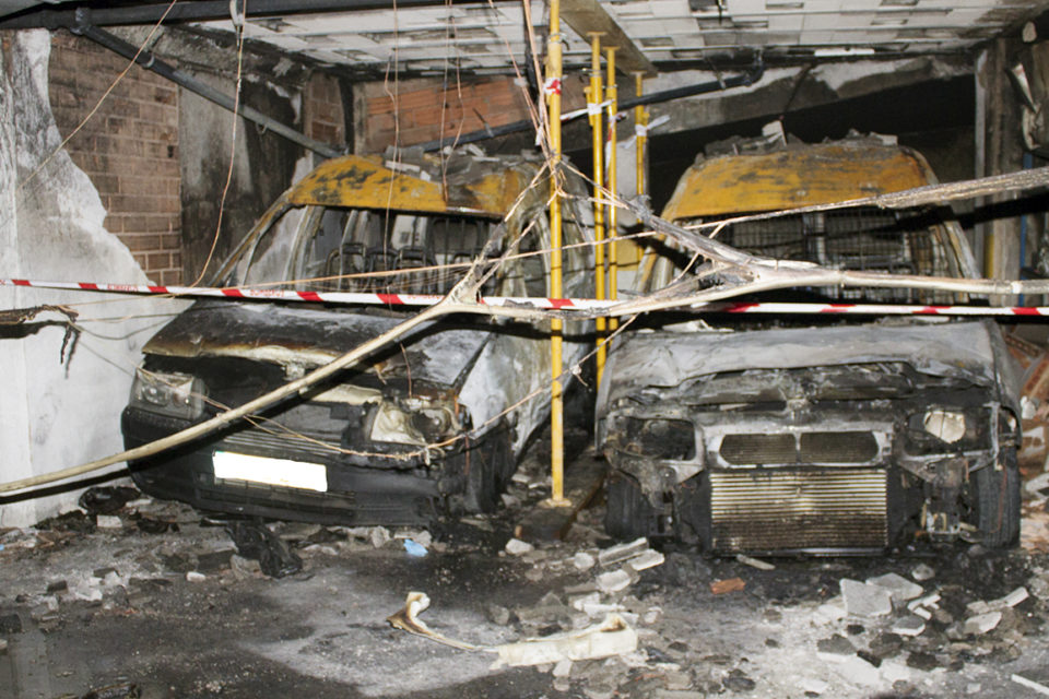 Los vehículos quedaron totalmente calcinados y el fuego provocó daños en el garaje. /NR