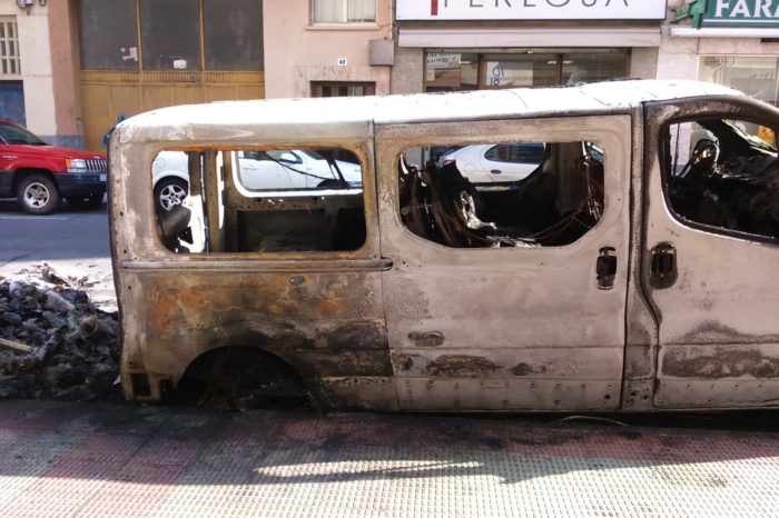 Calcinados una furgoneta y dos contenedores en un incendio en Logroño