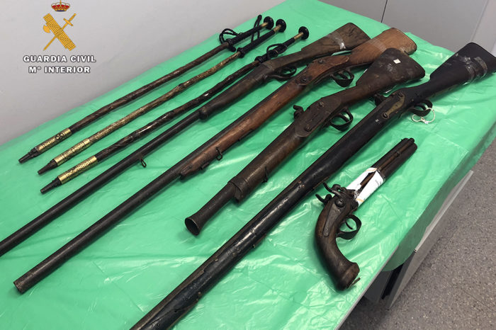 Intervienen a un vendedor varias armas prohibidas en la Feria de Antigüedades de Cirueña