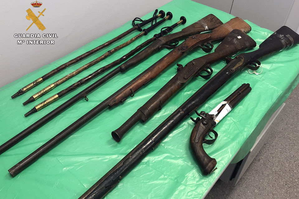 Armas intervenidas en la Feria de Antgüedades de Cirueña. / Guardia Civil