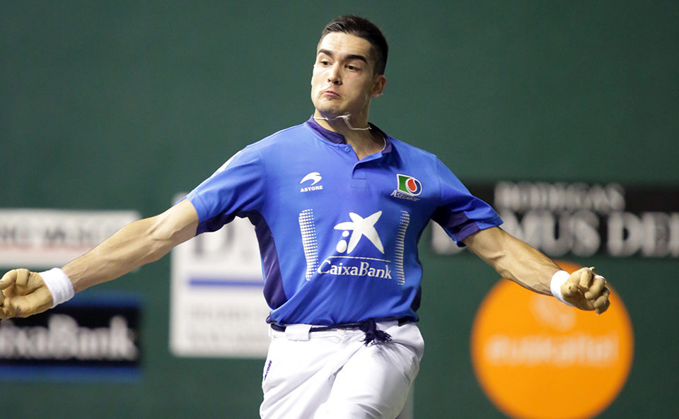 Víctor espera pareja para jugar en la feria matea. / Clara Larrea