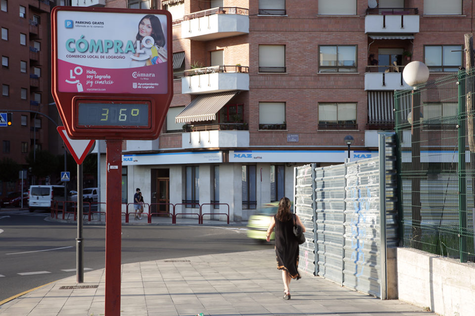 El termómetro marcará 36 grados de máxima, aunque el viernes es probable que las máximas suban más. / Clara Larrea