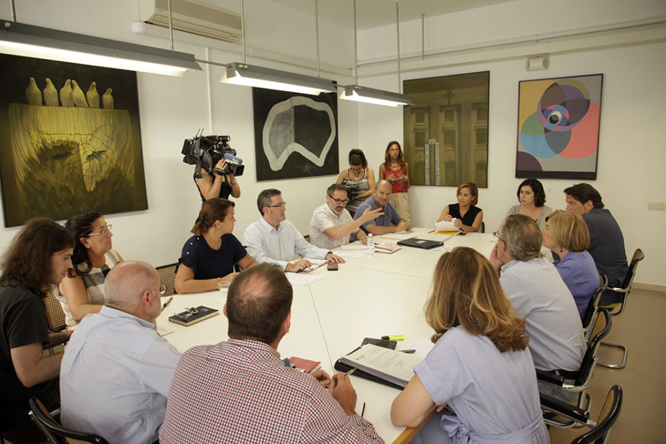 Los representantes de los grupos municipales, durante la sesión constitutiva de la comisión de investigación . / Ingrid