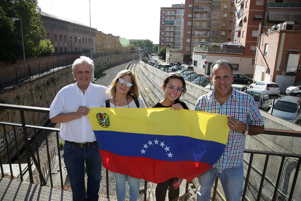 El presidente de la Asociación Alma Venezuela y otros representantes de la comunidad venezolana en La Rioja, con una bandera de su país. / Clara Larrea