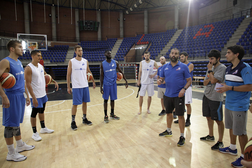 Jenaro Díaz, que vuelve a estar al mando del Bodegas Rioja Vega, da instrucciones a los jugadores durante el entrenamiento en el Palacio. / Clara Larrea