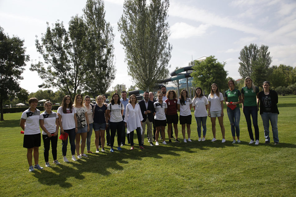 La alcaldesa, junto a los representantes de EDF, Minis de Arluy y Promete. Los representantes del Sporting no pudieron acudir a la convocatoria pública. / Ingrid