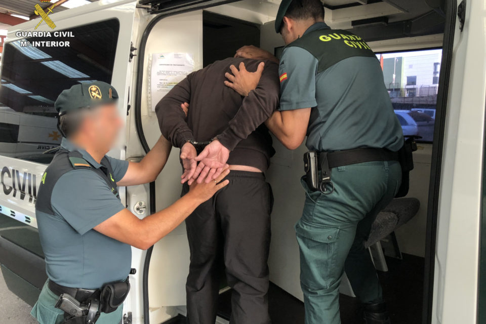 Los agentes de la Guardia Civil trasladan al detenido. / Guardia Civil