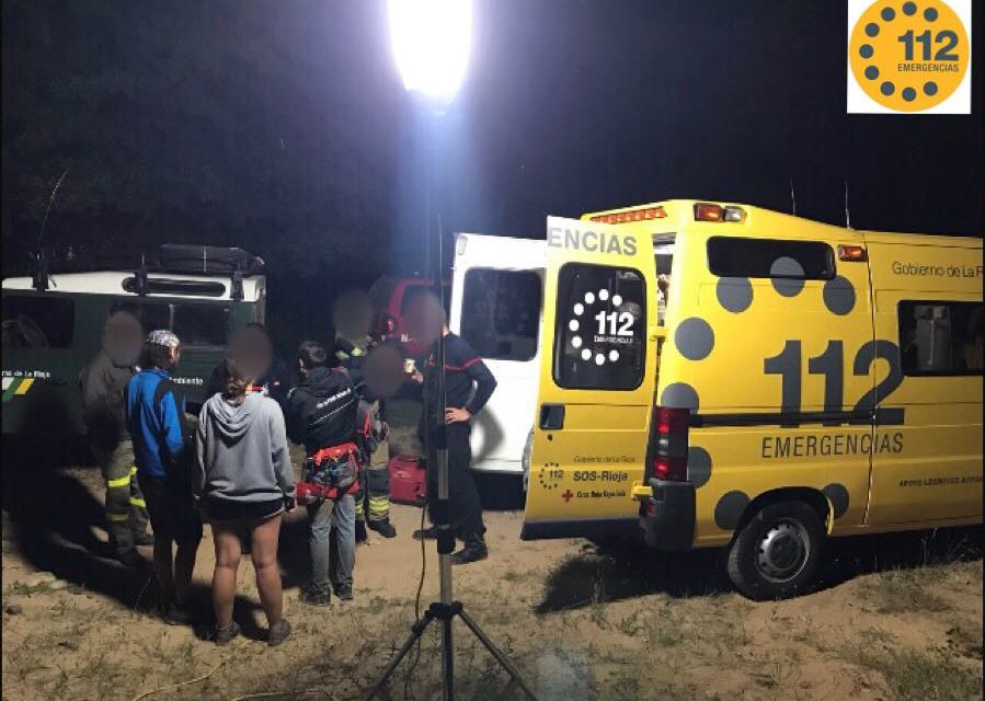 Los jóvenes son atendidos por los servicios sanitarios tras su rescate. / SOS Rioja