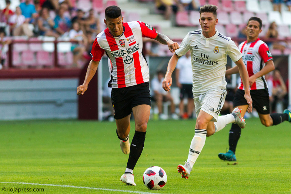 Marcos André se escapa en la carrera en el partido disputado en Las Gaunas ante el Castilla. / Riojapress