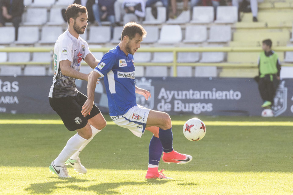 Pablo Espina, que ha cambiado de colores, en un partido de la UDLel pasado curso en El Plantío. / Diario de Burgos