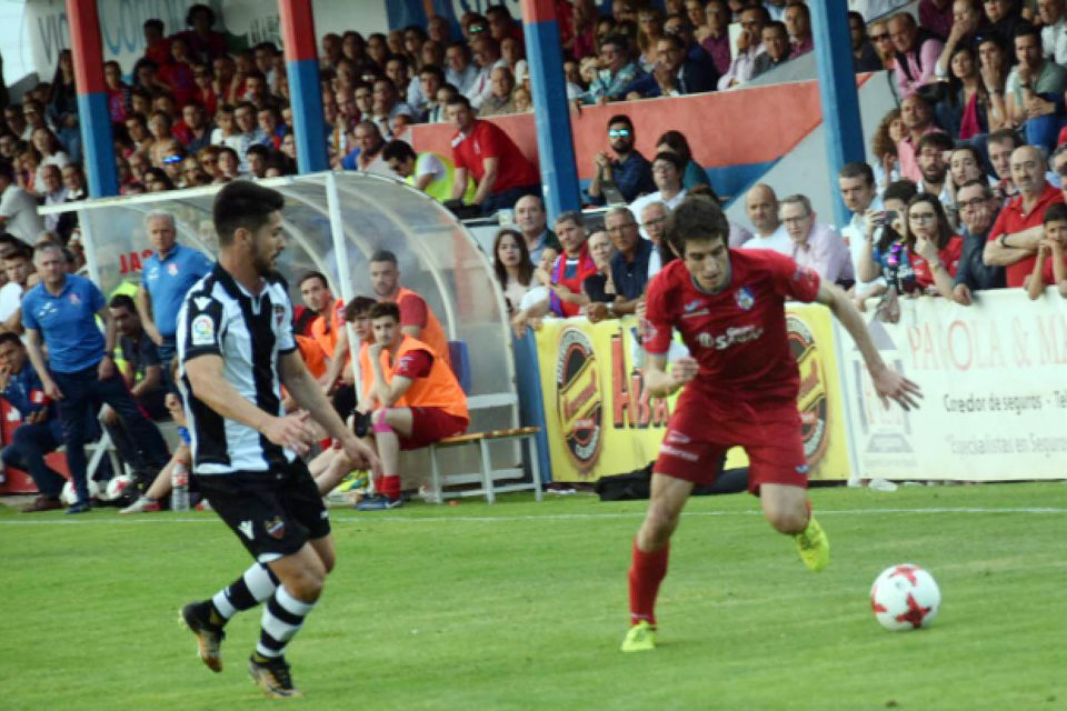 Alain Barrón trata de irse de un jugador levantinista en el último partido oficial celebrado en LaPlanilla, en la ida de la fase de ascenso a Segunda B. / UD Levante