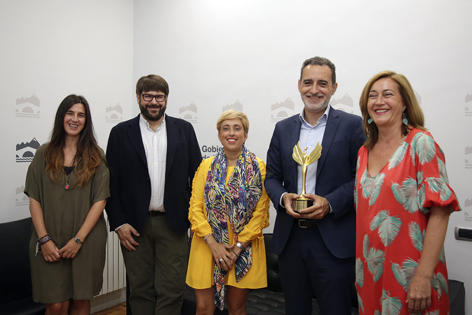 Roberto Rodríguez, acompañado por representantes del Colegio de Periodistas y la portavoz del Gobierno. / Clara Larrea