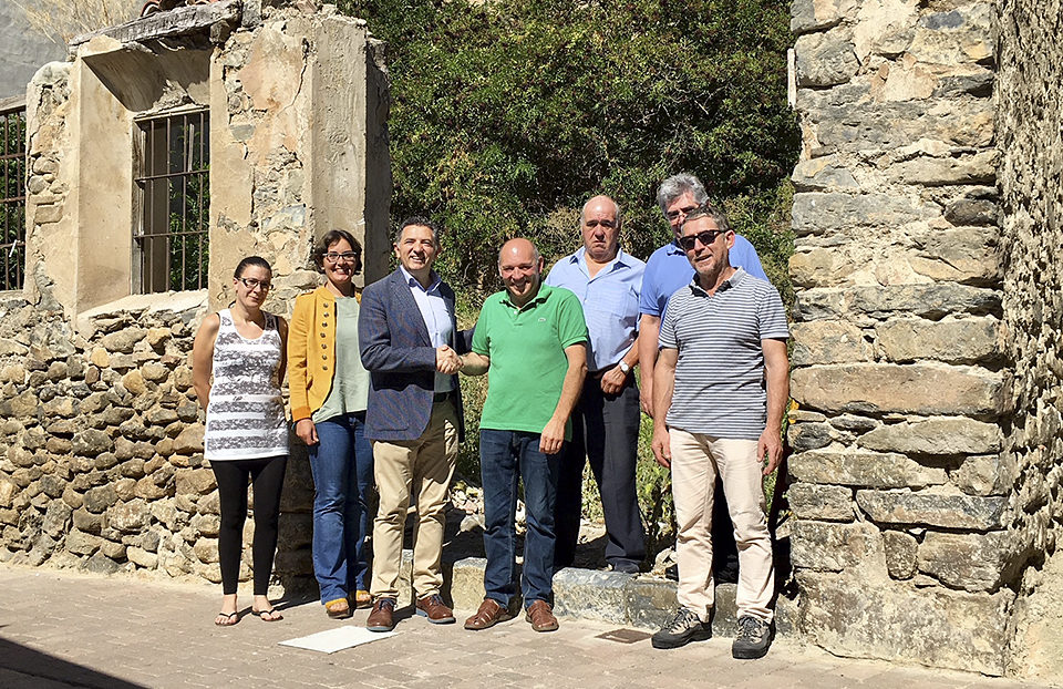 El consejero Carlos Cuevas, durante su visita a Enciso. / NR