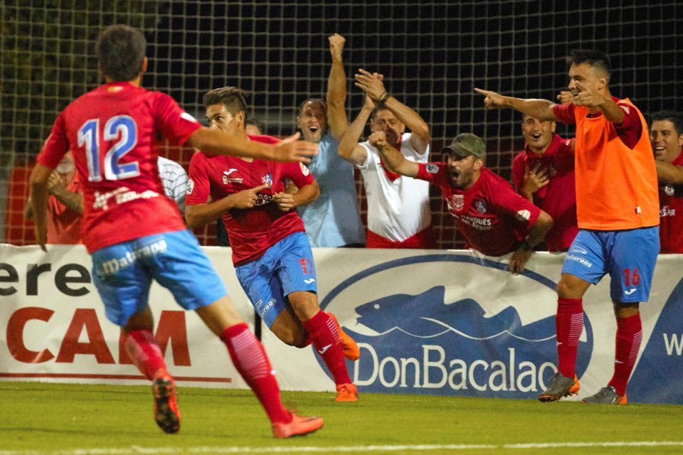 Eduardo Ubis festeja su gol, nada más salir al campo y que certificó el triunfo rojillo. / Rafa Laguna