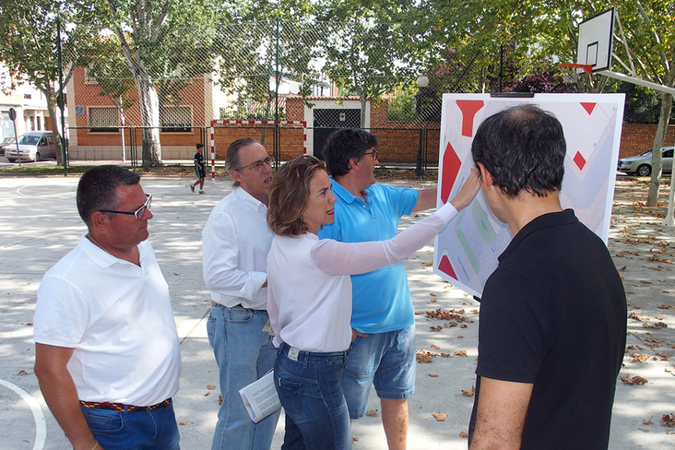 La alcaldesa explica el proyecto a los vecinos de Varea. / NR