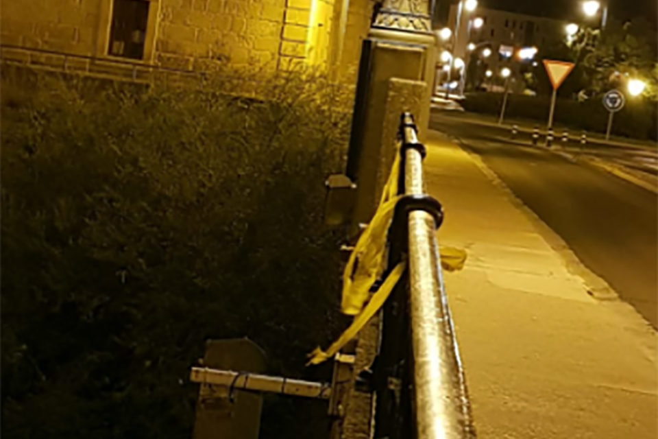 Varios lazos en el Puente de Piedra. / Twitter